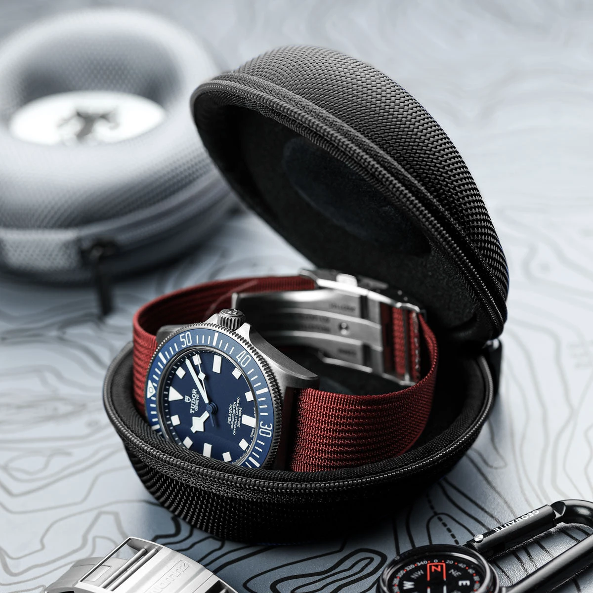 OCTOPOD Zip Up Doughnut Watch Case - Black 4 OCTOPOD Zip Up Doughnut Watch Case - Black - Image 2