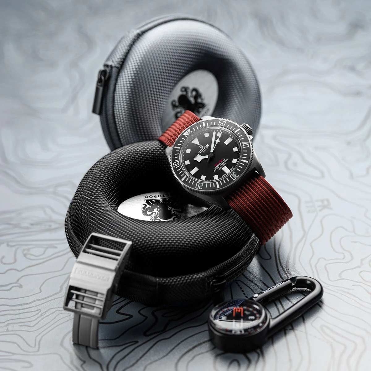 OCTOPOD Zip Up Doughnut Watch Case - Black 6 OCTOPOD Zip Up Doughnut Watch Case - Black - Image 4